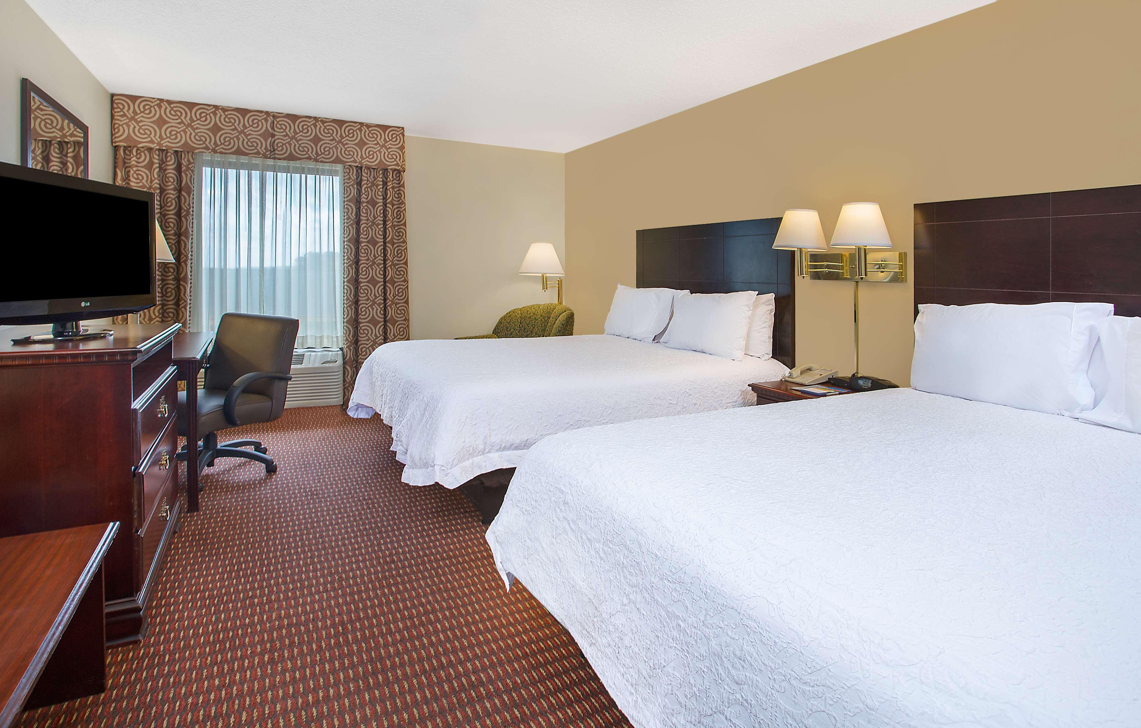 Hampton Inn Кониърс Екстериор снимка