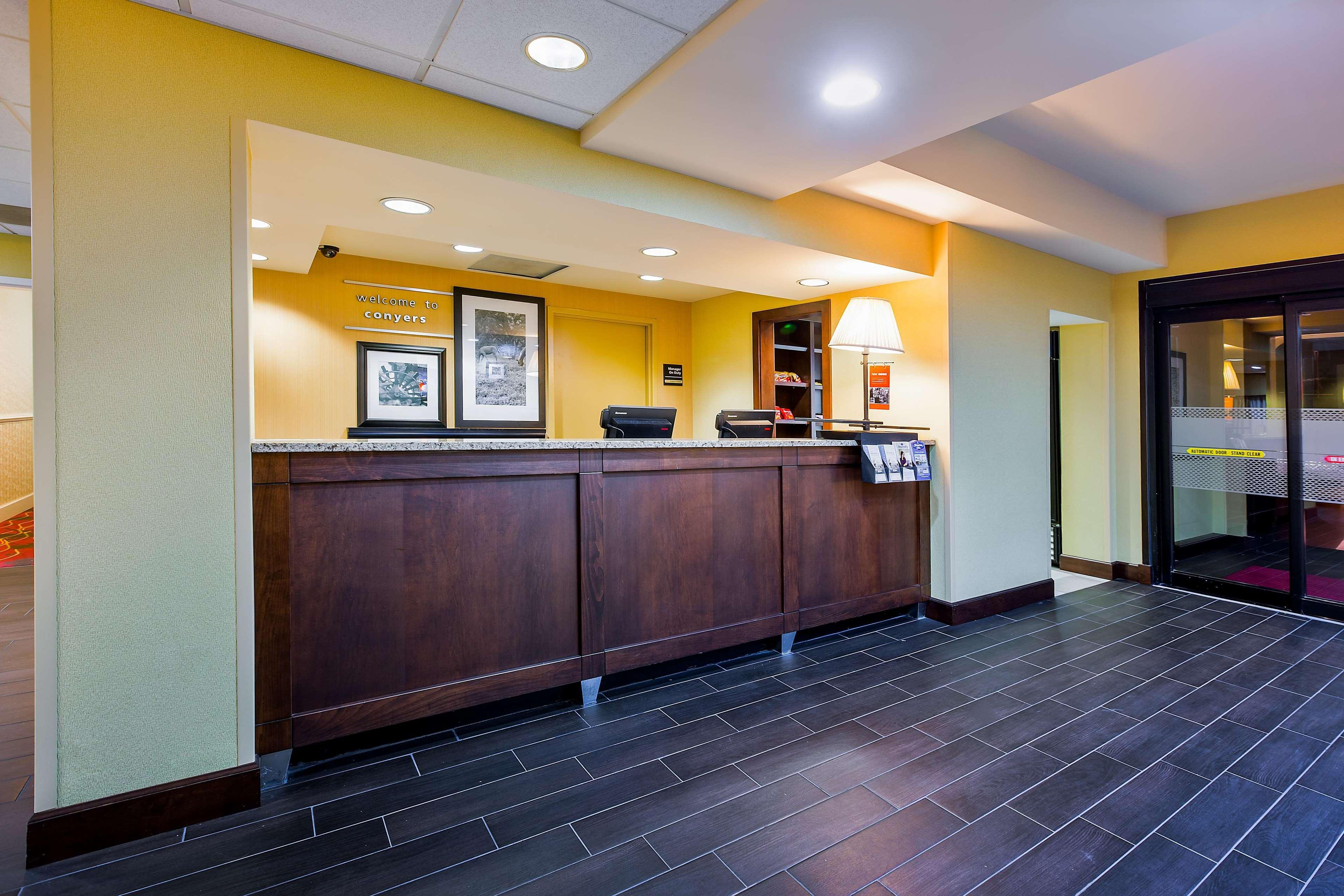 Hampton Inn Кониърс Екстериор снимка