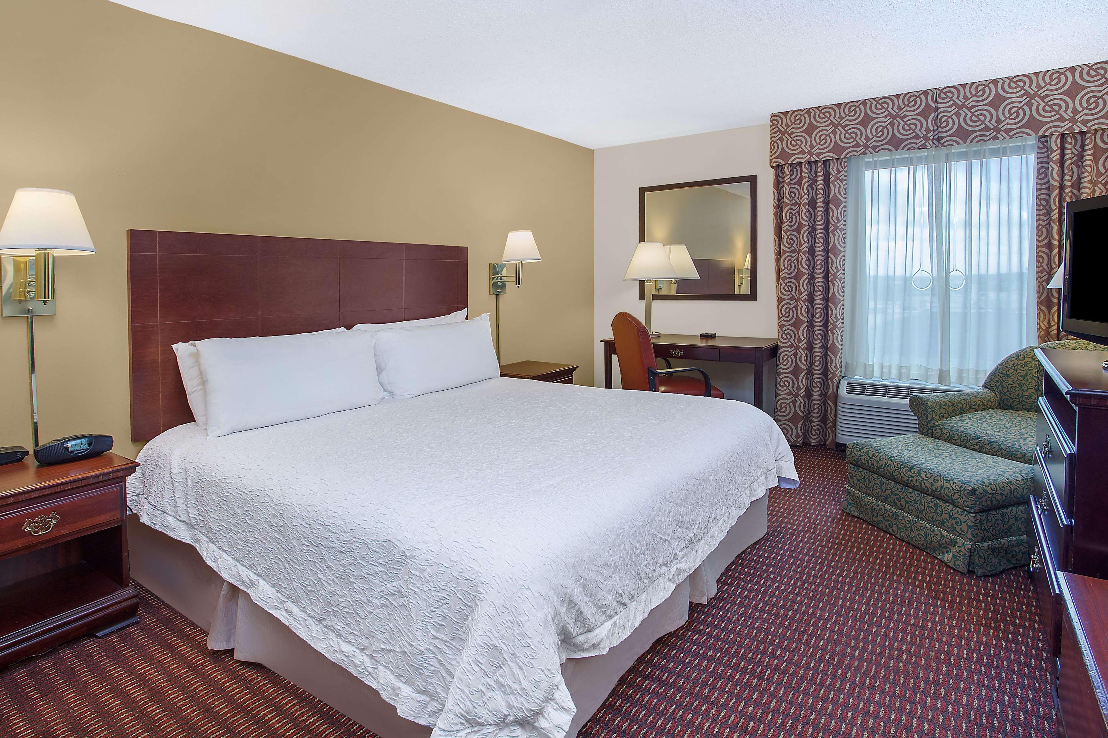 Hampton Inn Кониърс Екстериор снимка