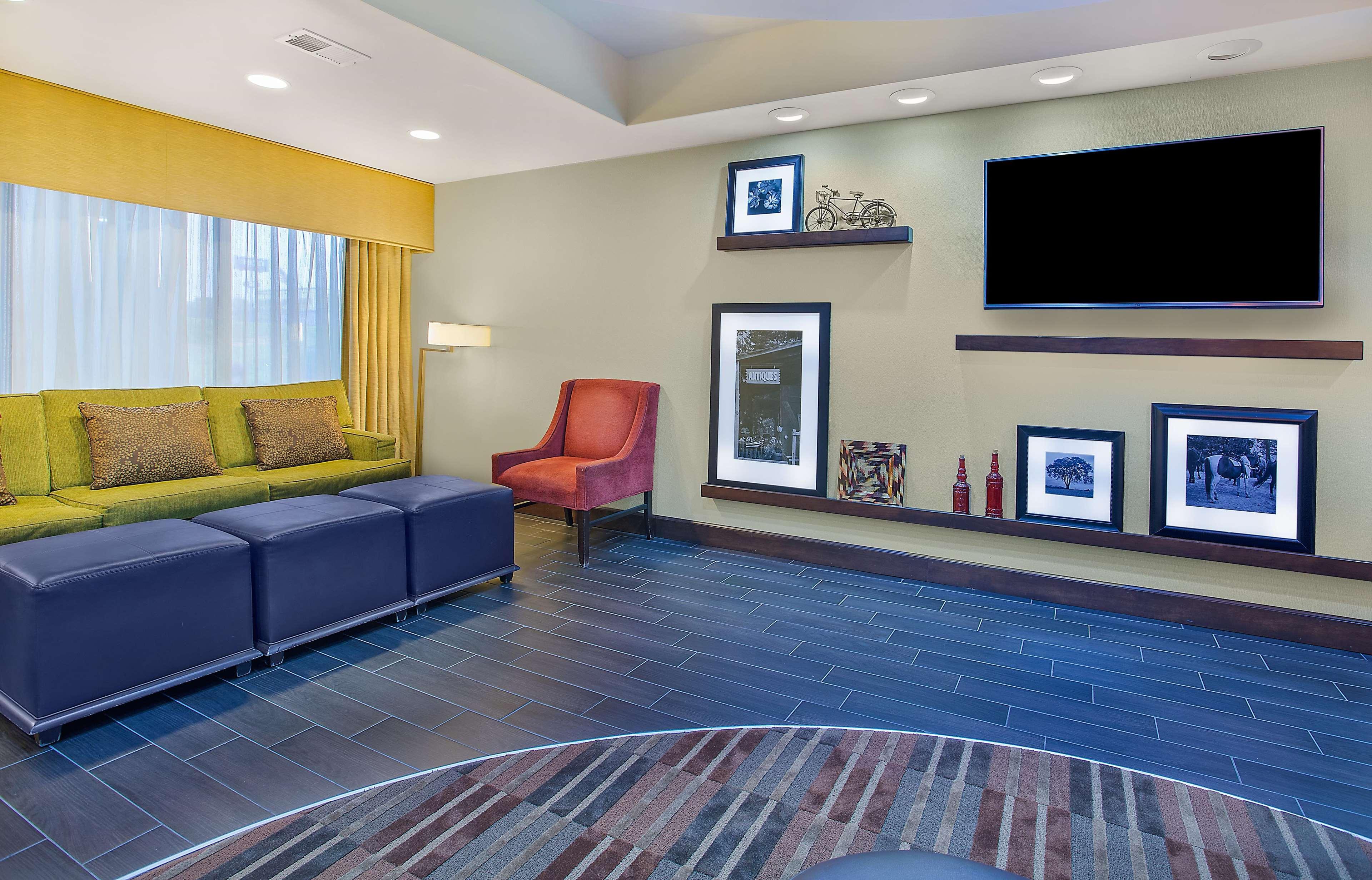 Hampton Inn Кониърс Екстериор снимка