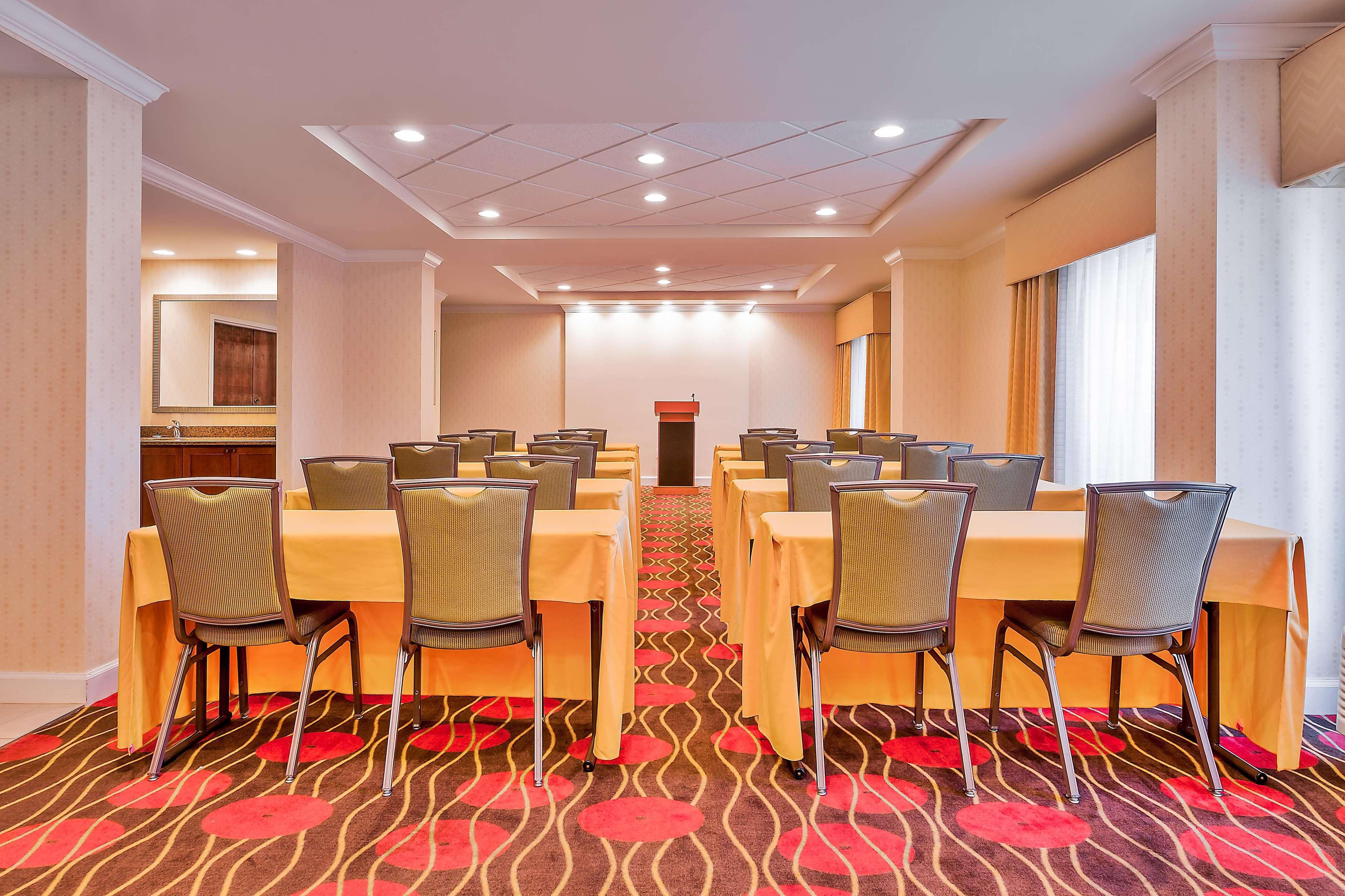 Hampton Inn Кониърс Екстериор снимка