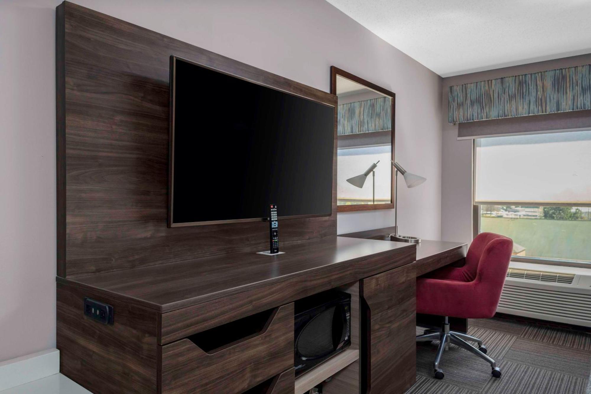Hampton Inn Кониърс Екстериор снимка