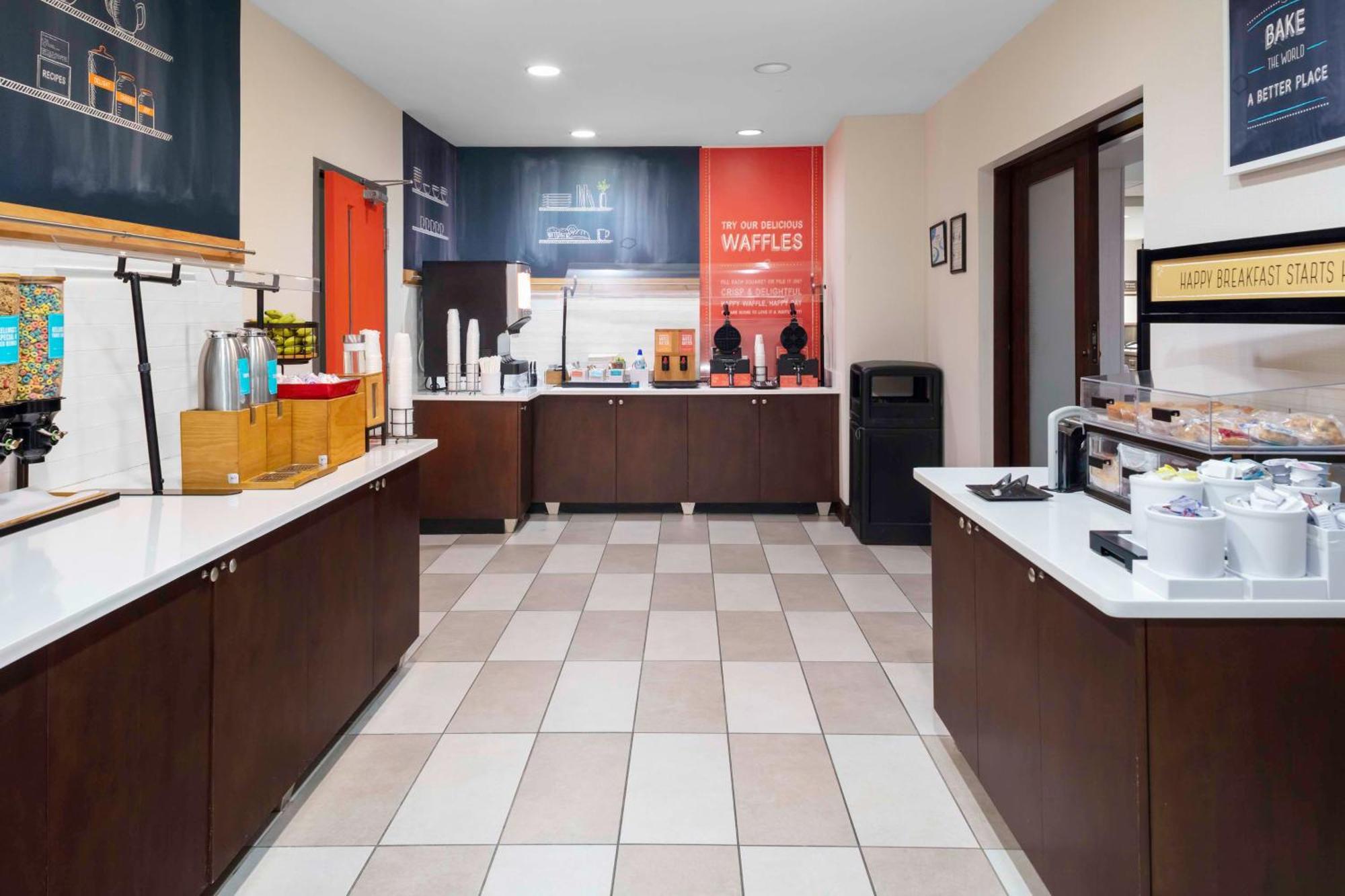Hampton Inn Кониърс Екстериор снимка