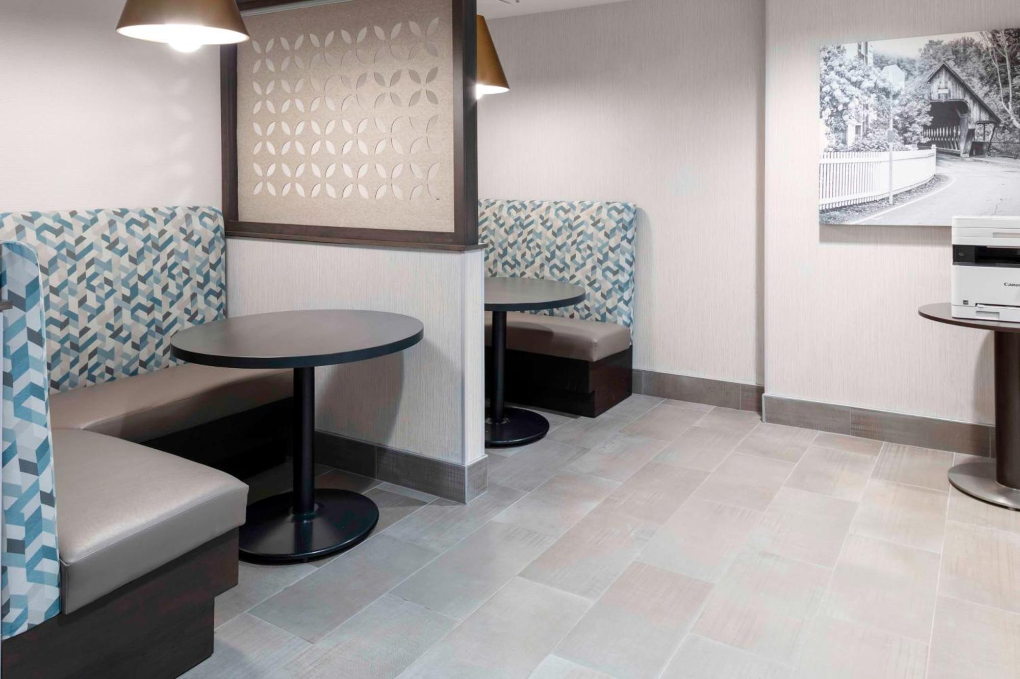 Hampton Inn Кониърс Екстериор снимка