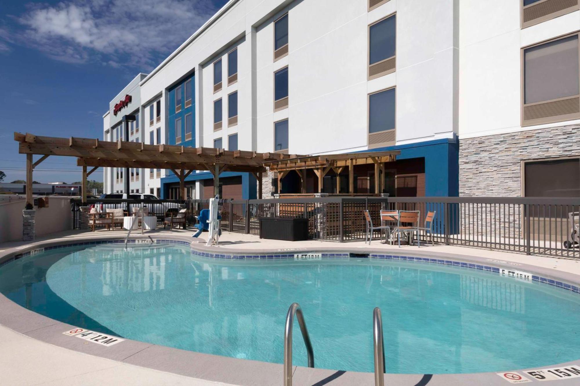 Hampton Inn Кониърс Екстериор снимка