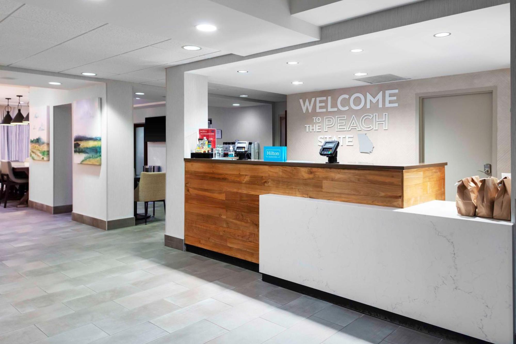 Hampton Inn Кониърс Екстериор снимка