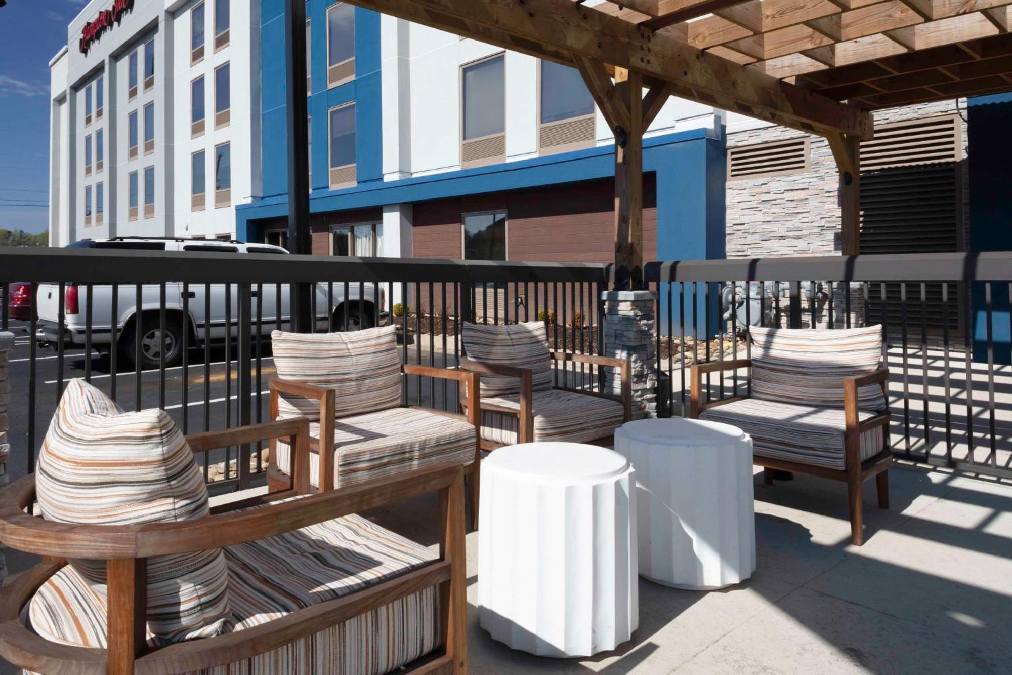 Hampton Inn Кониърс Екстериор снимка