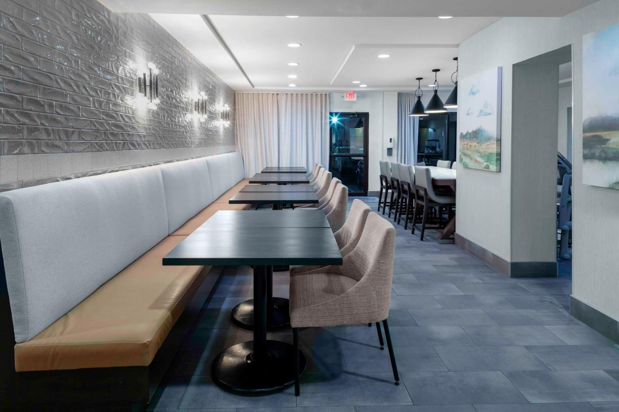 Hampton Inn Кониърс Екстериор снимка