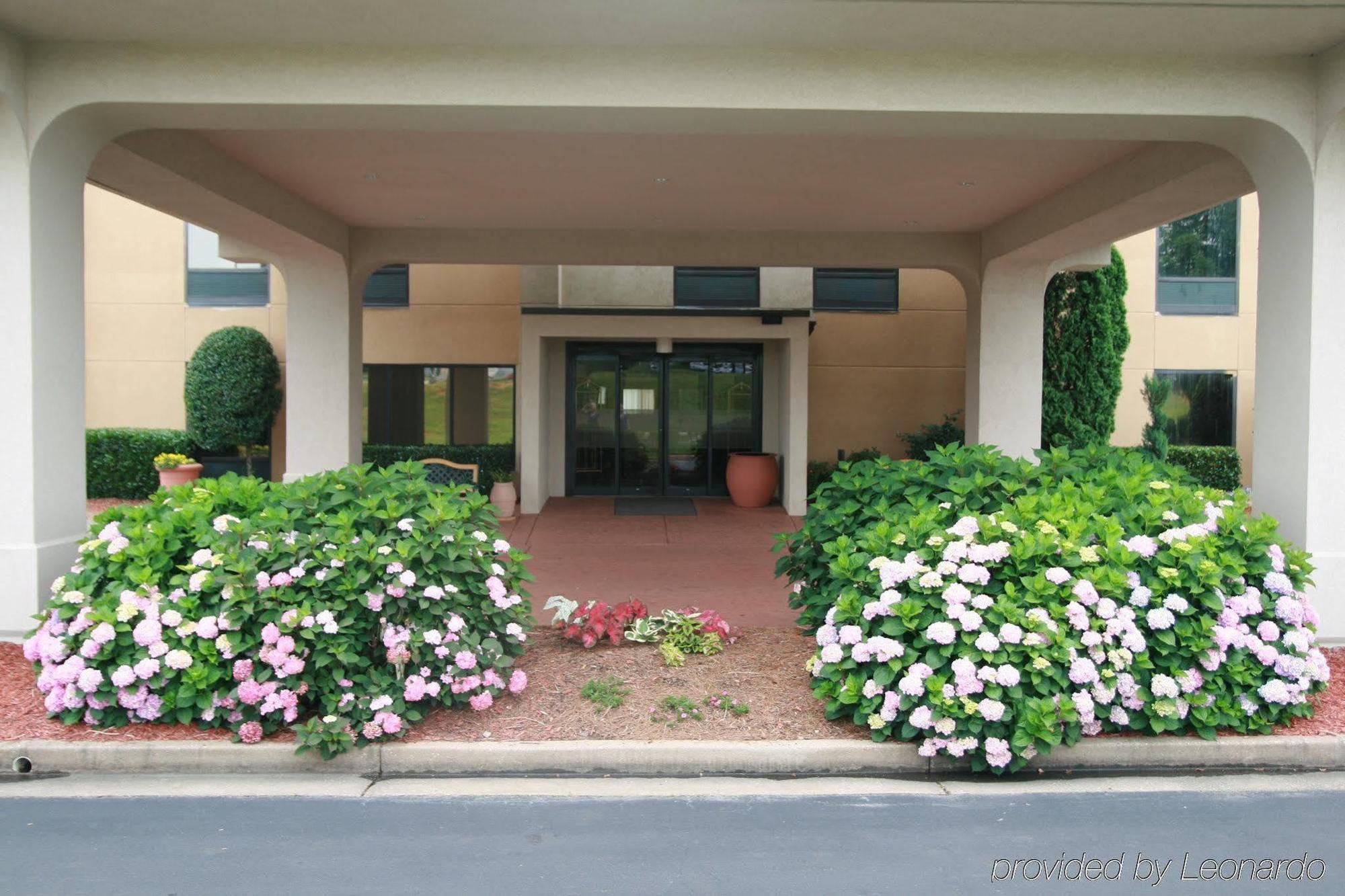 Hampton Inn Кониърс Екстериор снимка