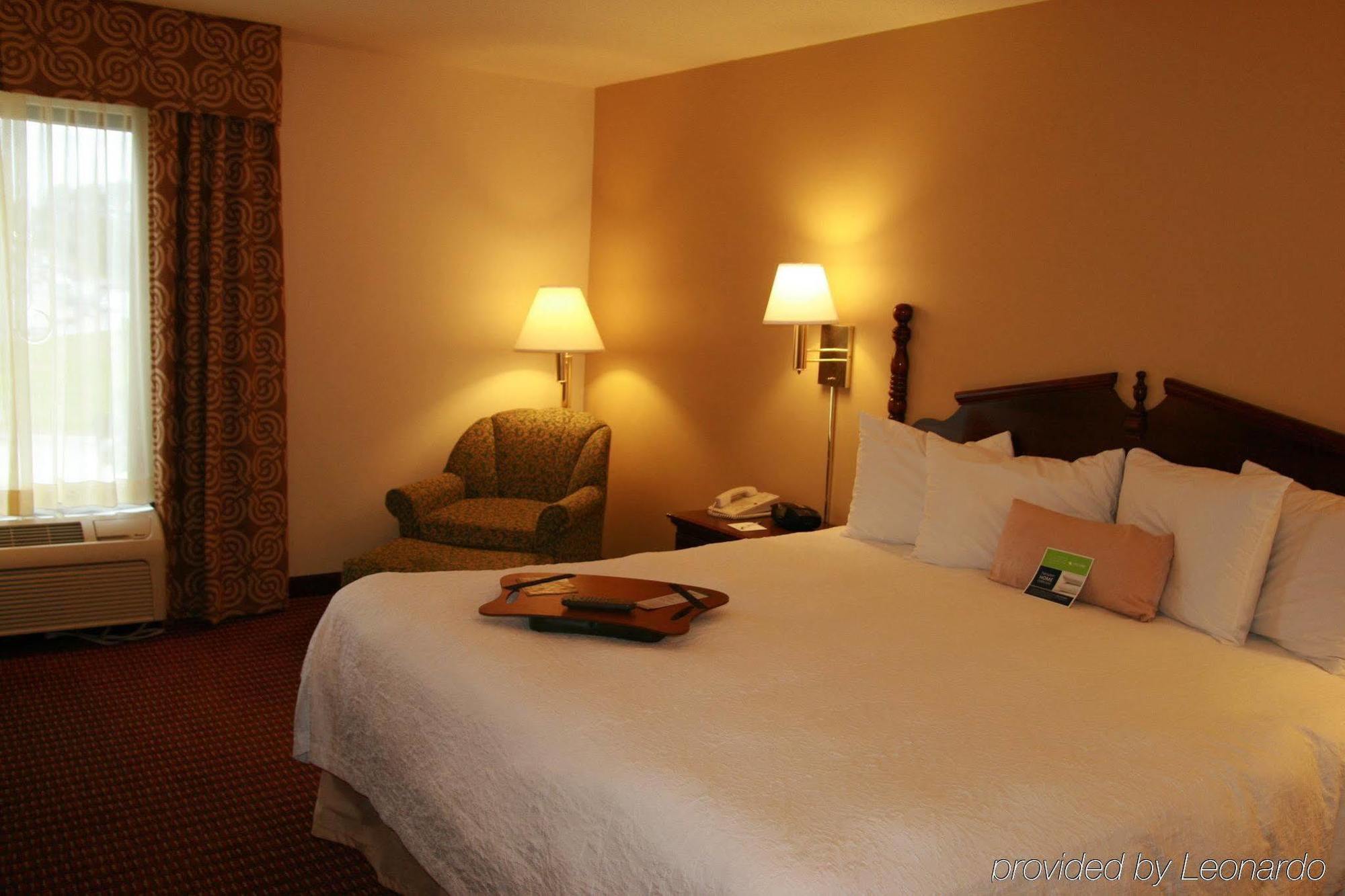 Hampton Inn Кониърс Екстериор снимка