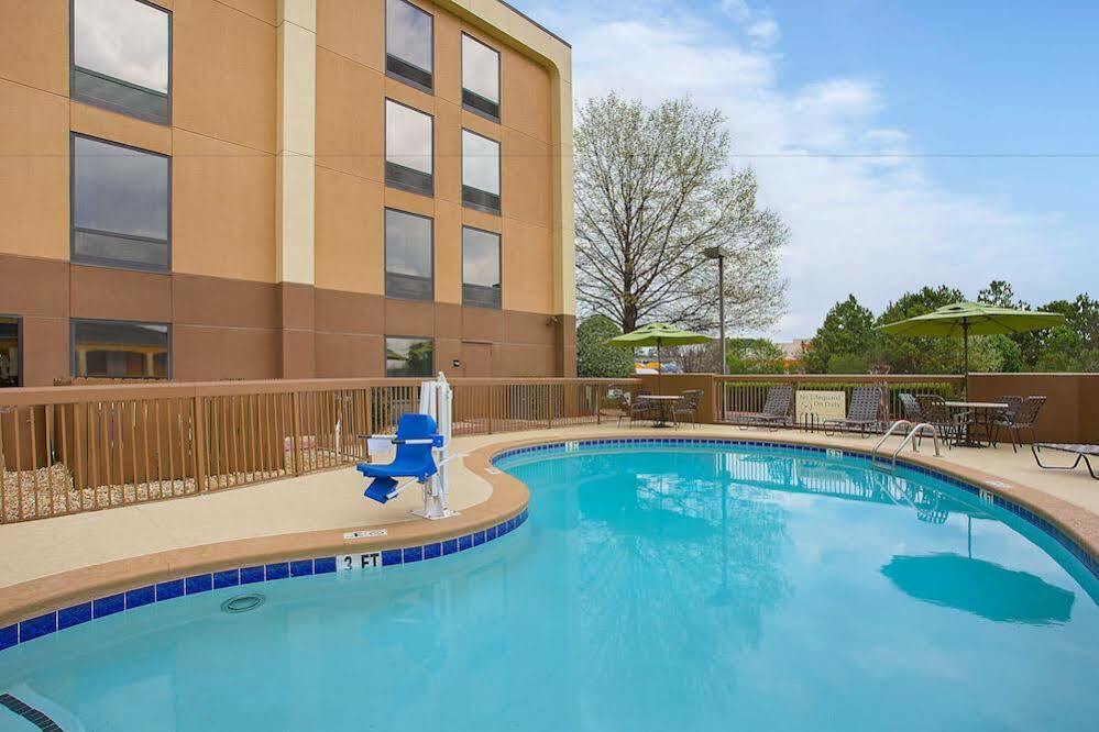 Hampton Inn Кониърс Екстериор снимка